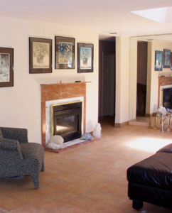 Huntington Bay Area - Living Room/Dining Room with Gas Fireplace